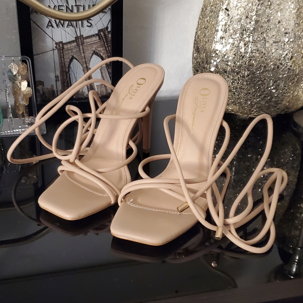 💕 Olivia Ferguson 💕 Nude Strappy Heels Like New